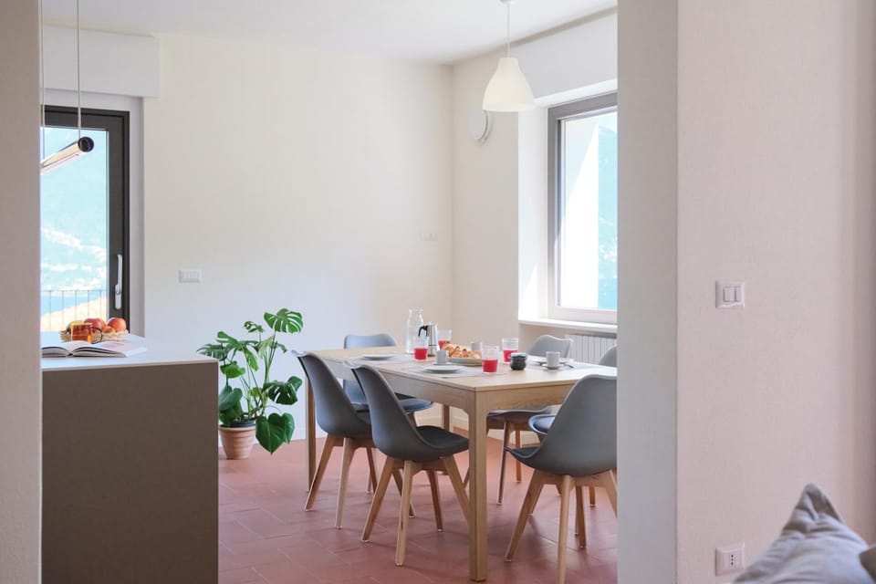 Dining area, Lake view