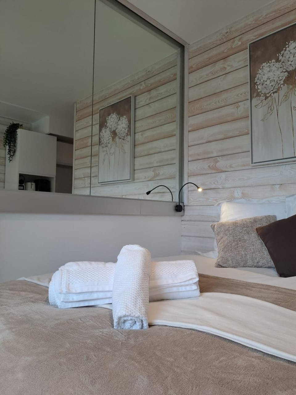 Bed, Bedroom, towels