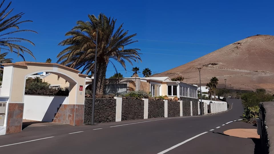 Property building, Day, Neighbourhood, Natural landscape, Hiking, Hiking, Cycling, Cycling, Mountain view, Street view
