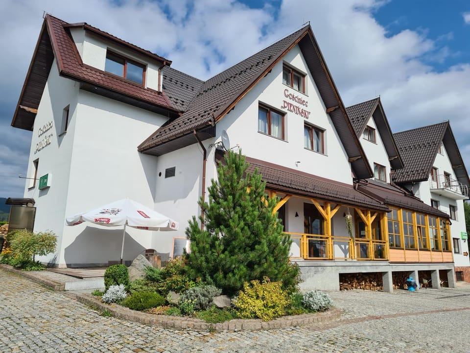 Property building, Restaurant/places to eat