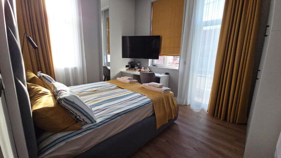 Bed, TV and multimedia, Photo of the whole room, Bedroom