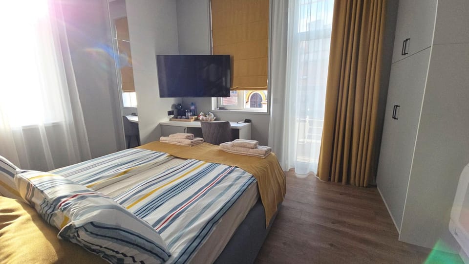 Bed, TV and multimedia, Photo of the whole room, Bedroom