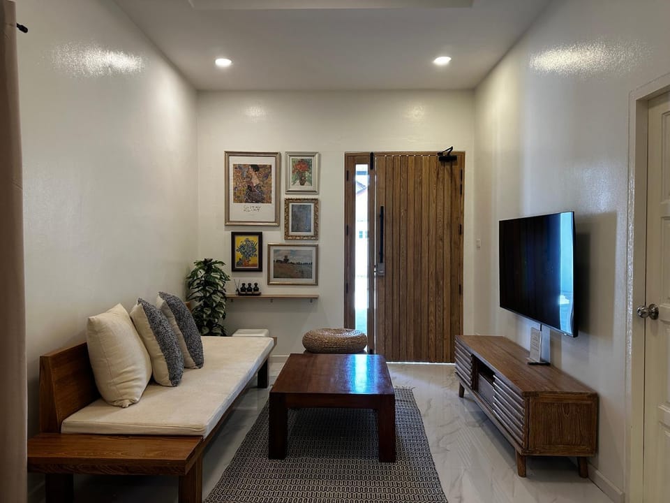 Communal lounge/ TV room, TV and multimedia, Living room, Seating area
