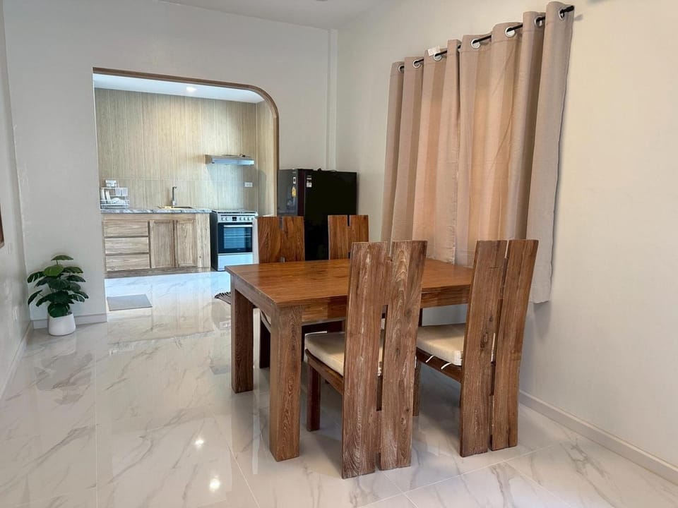Kitchen or kitchenette, Dining area, oven, stove