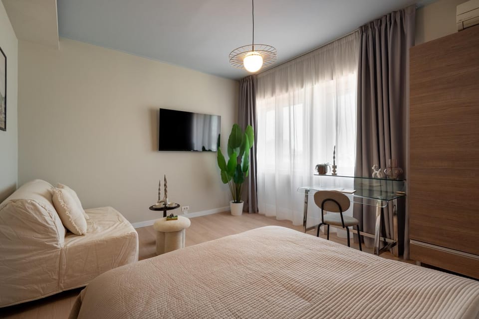 Bed, TV and multimedia, Living room, Seating area, Bedroom
