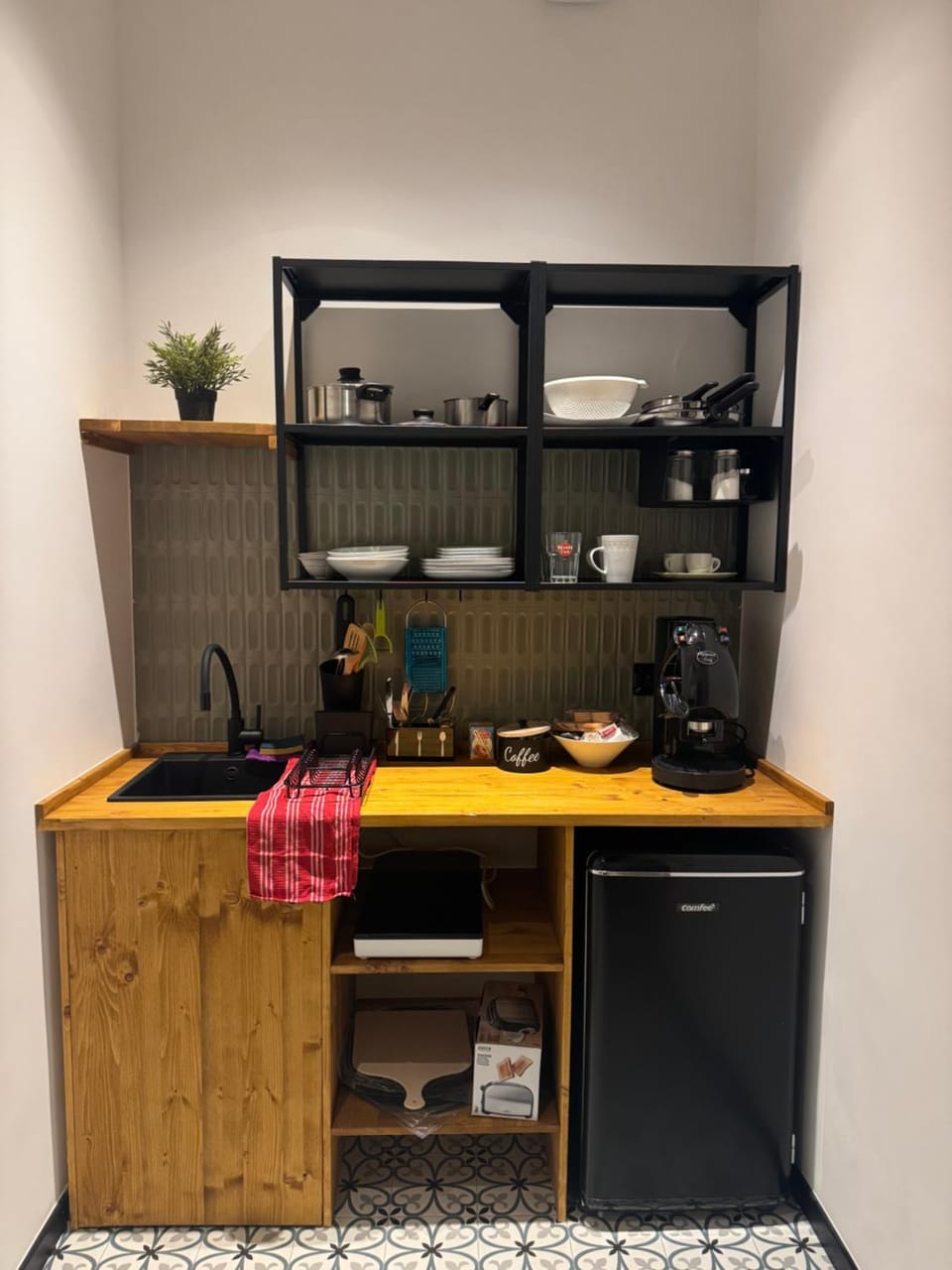 Kitchen or kitchenette