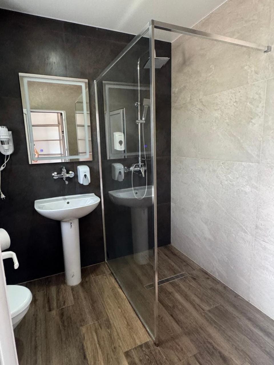 Shower, Toilet