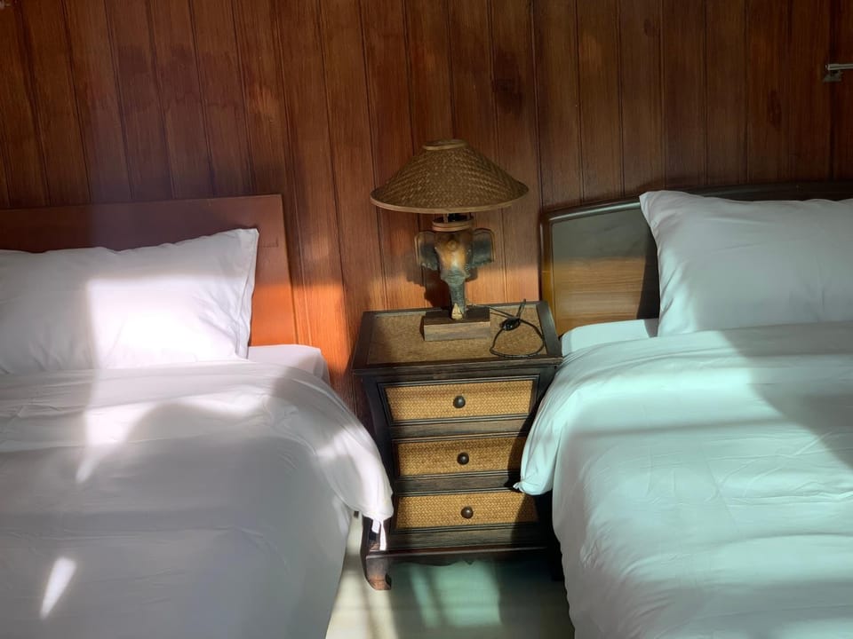 Bed, Seating area, Bedroom