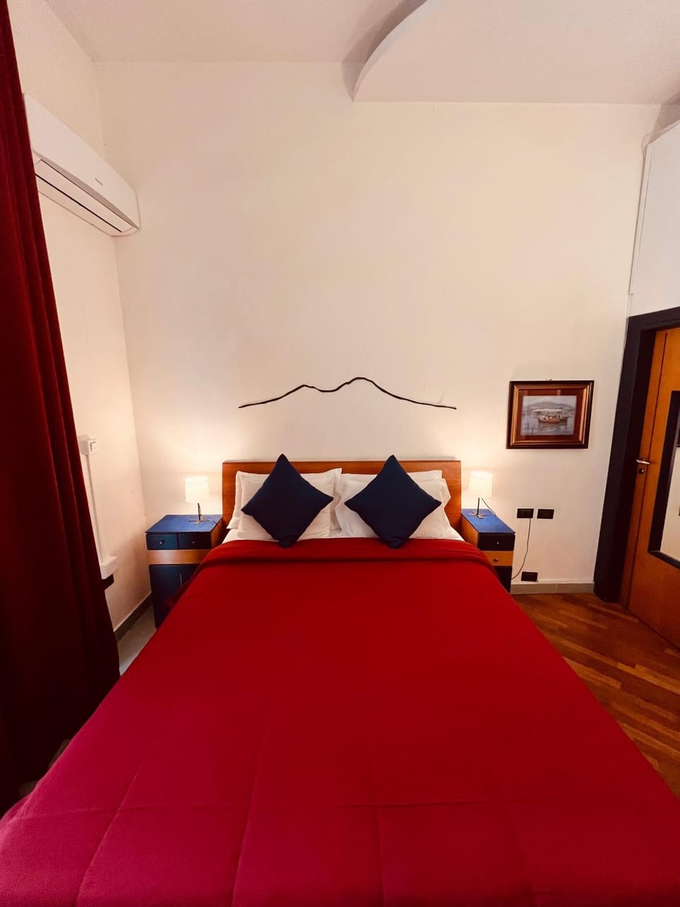 Bed, Photo of the whole room, Bedroom