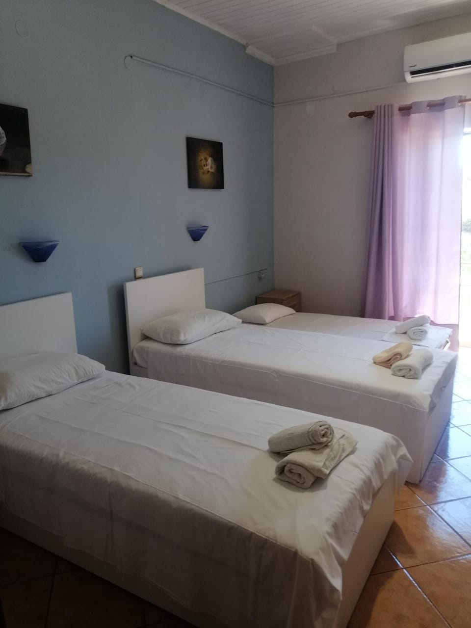 Bed, Bedroom, towels, air conditioner