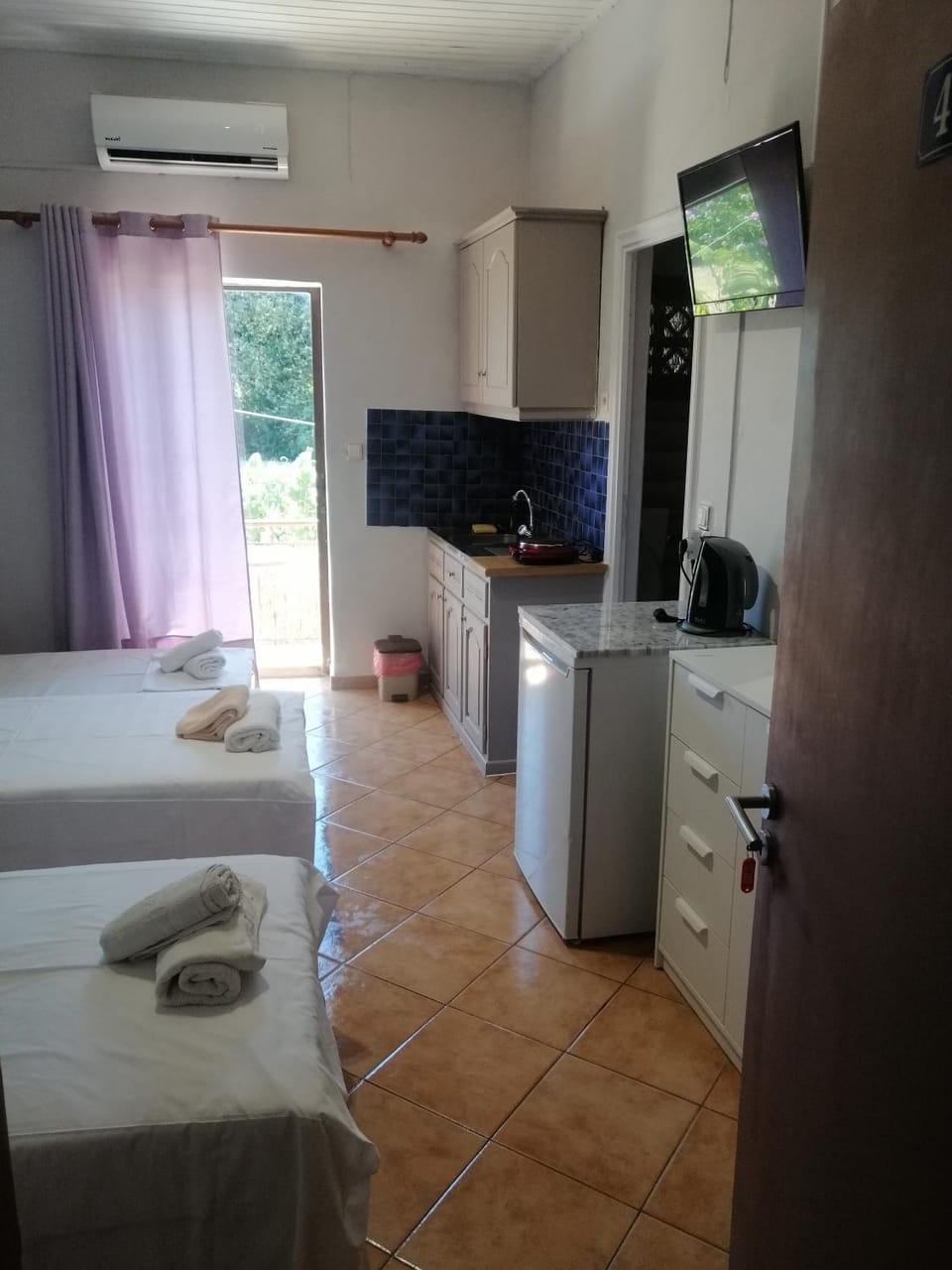Bed, TV and multimedia, Kitchen or kitchenette, Bedroom, towels, air conditioner