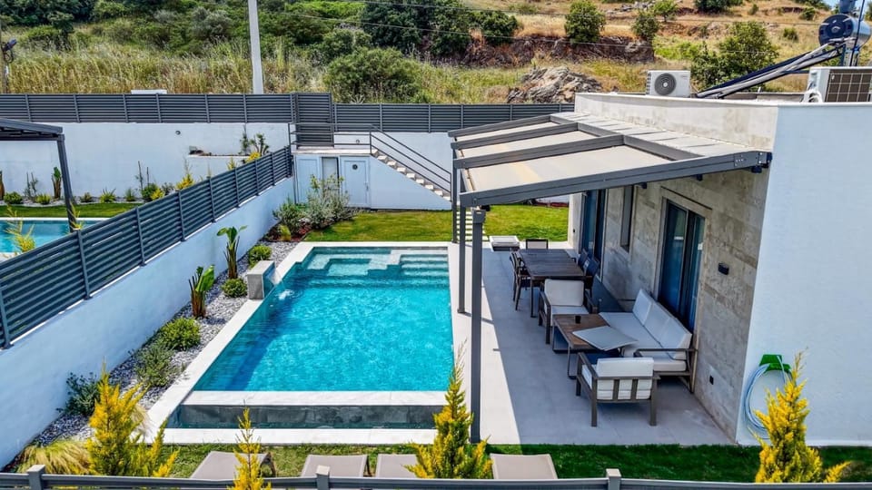 Patio, Garden, Hot Tub, Balcony/Terrace, Pool view, Swimming pool, sunbed