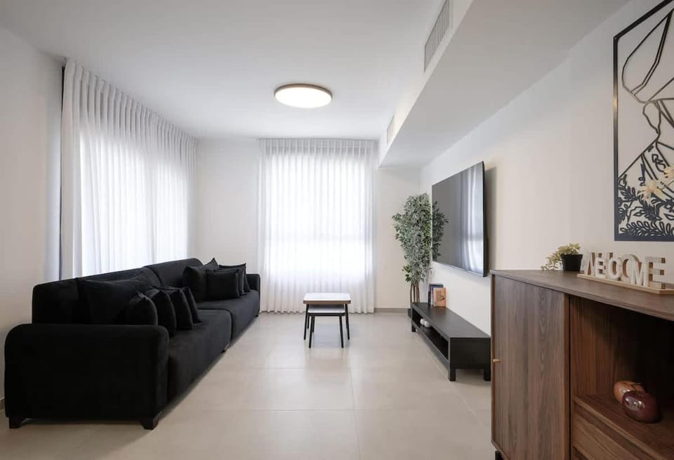 3BR charming on the 14th floor overlooking the sea Apartment in Haifa District