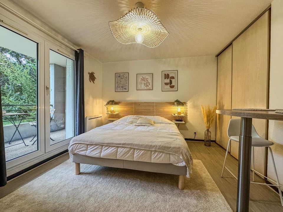 Bed, Living room, Photo of the whole room, Seating area, Bedroom