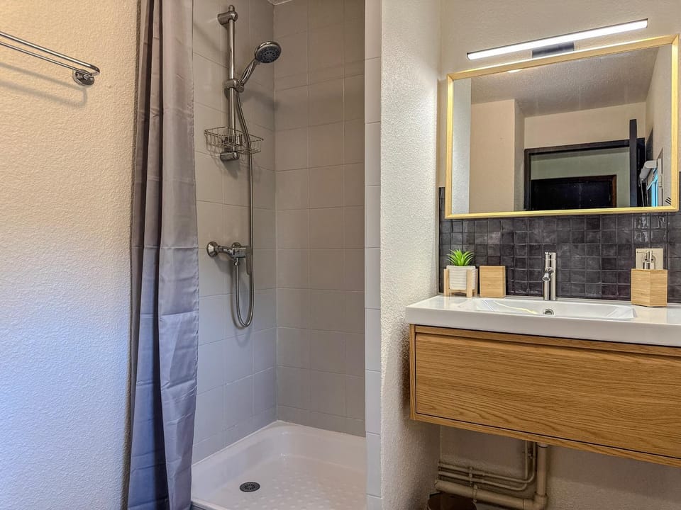 Shower, Bathroom, towels