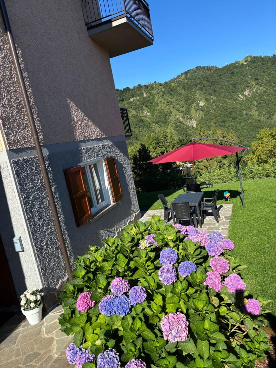 Property building, Patio, Spring, Day, Natural landscape, Garden, Garden view, Mountain view
