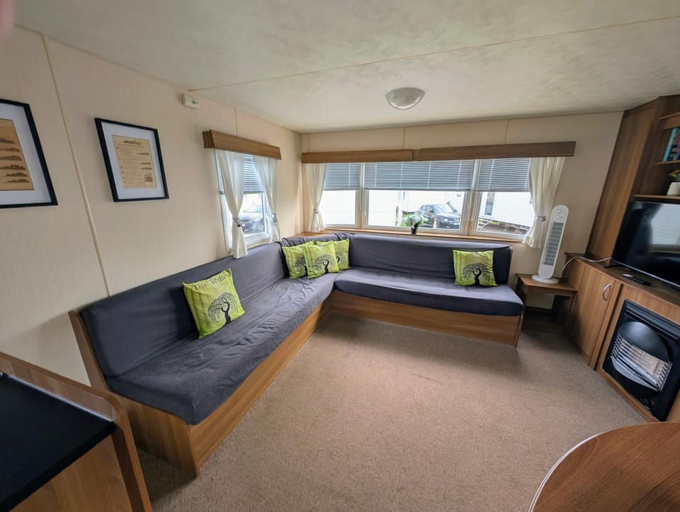 Communal lounge/ TV room, TV and multimedia, Living room, Seating area, Evening entertainment