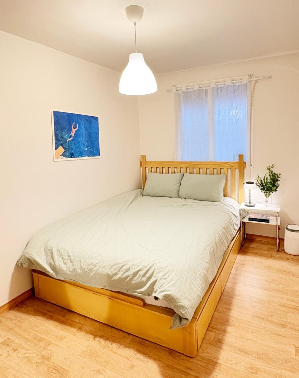 Bed, Seating area