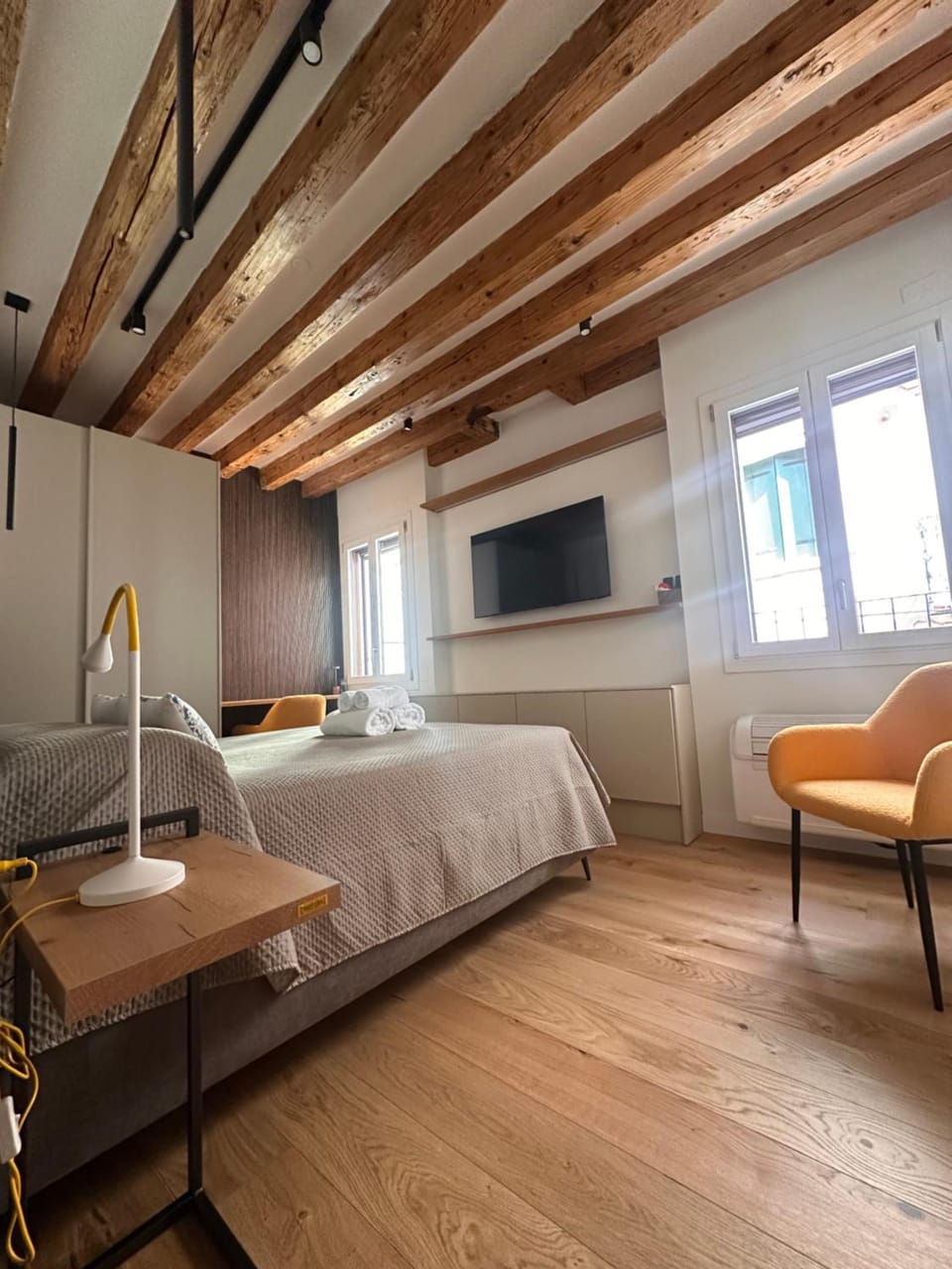 Bed, TV and multimedia, Bedroom