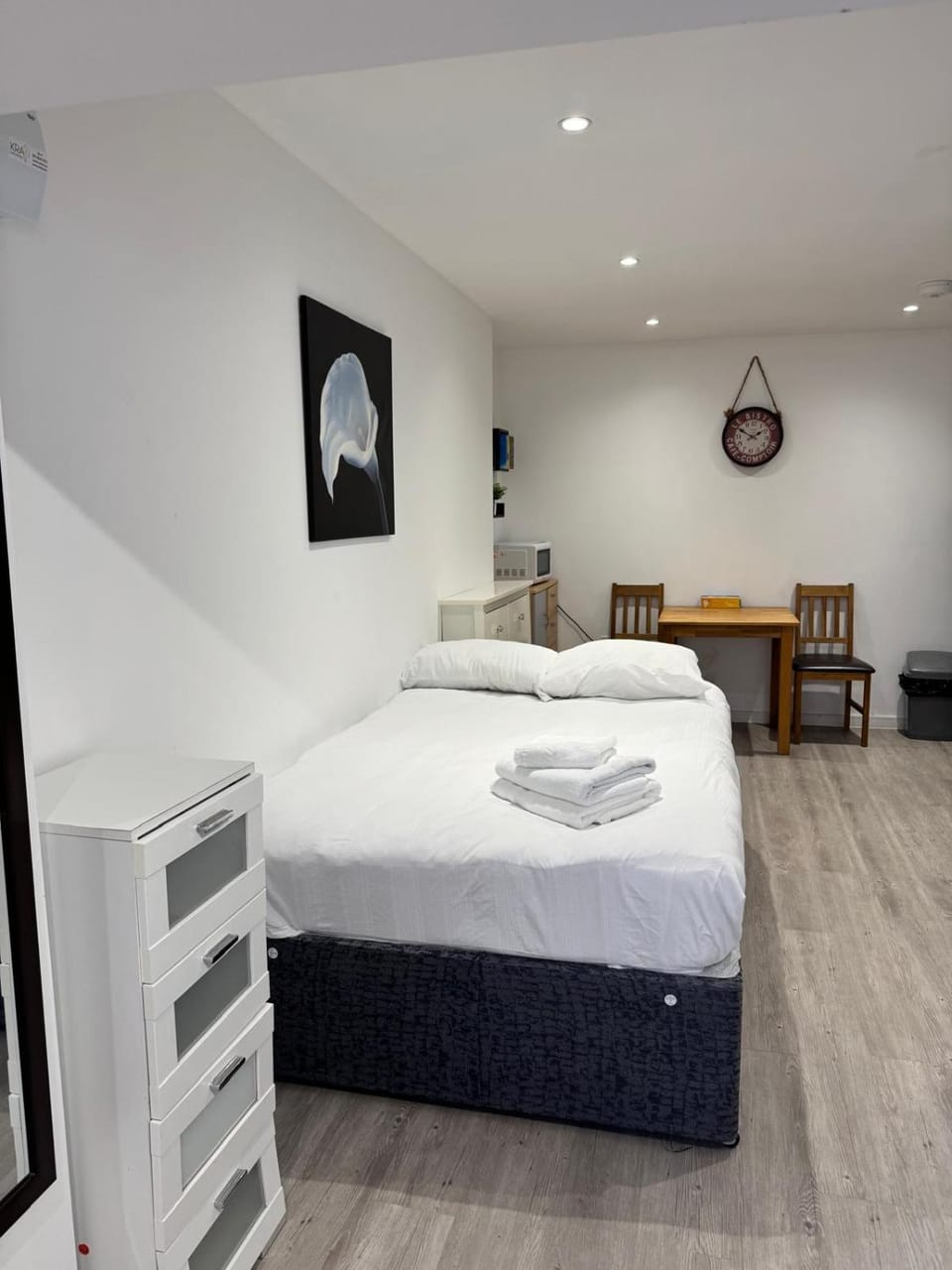 Bed, Bedroom, towels