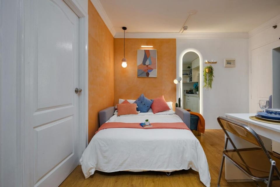 Bed, Living room, Photo of the whole room, Dining area