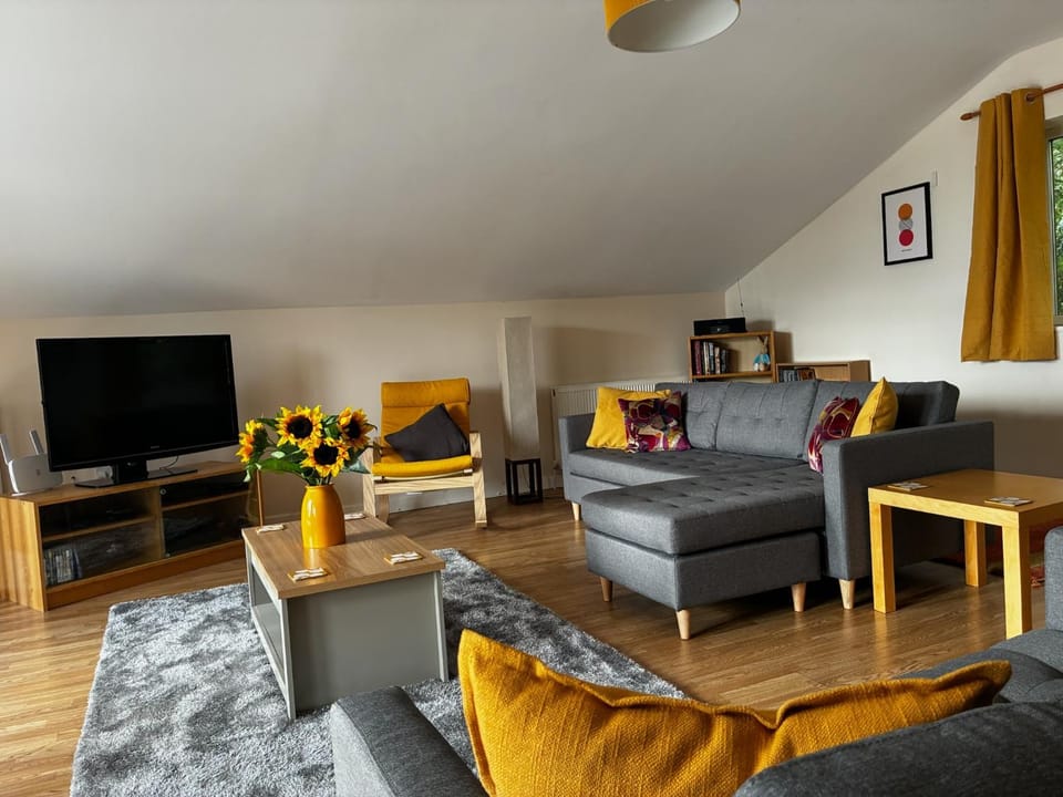Communal lounge/ TV room, TV and multimedia, Living room, Seating area, Evening entertainment