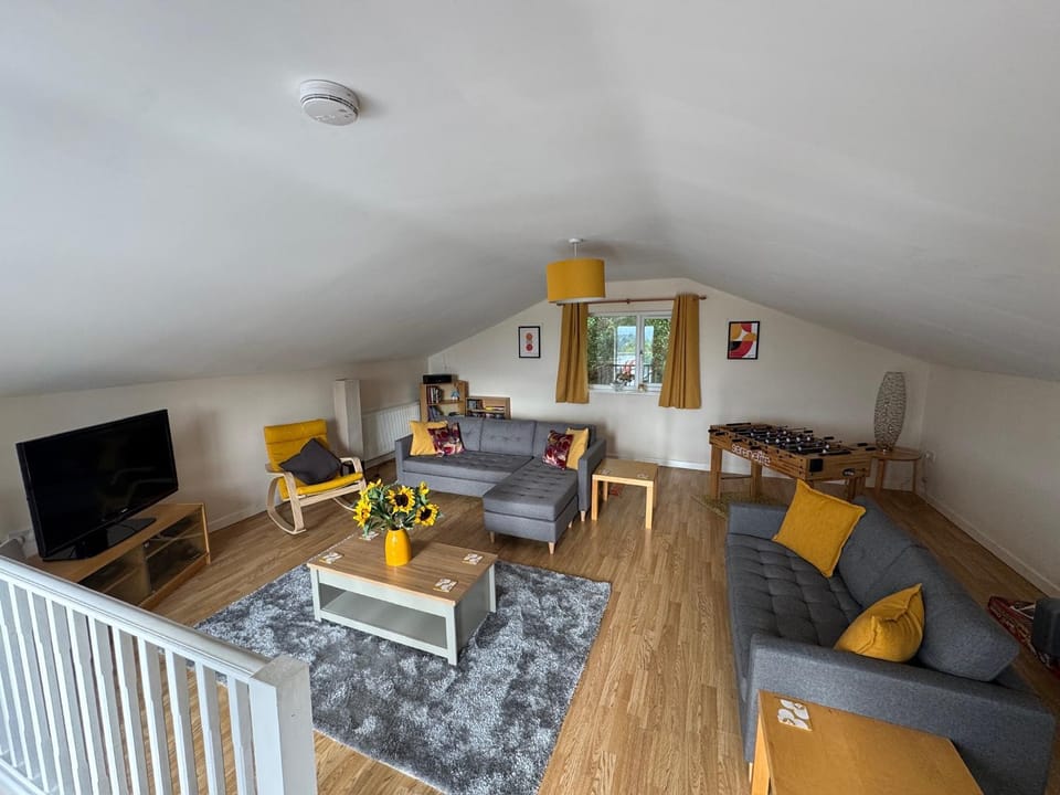 Communal lounge/ TV room, TV and multimedia, Living room, Seating area, Evening entertainment