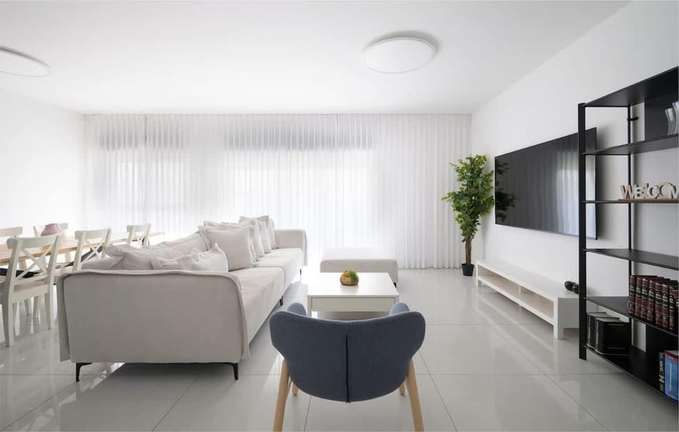 4BDR apt with jacuzzi in the heart of the city Apartment in Haifa District