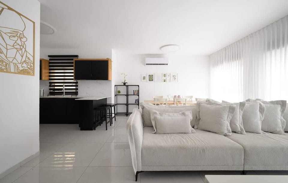 4BDR apt with jacuzzi in the heart of the city Apartment in Haifa District