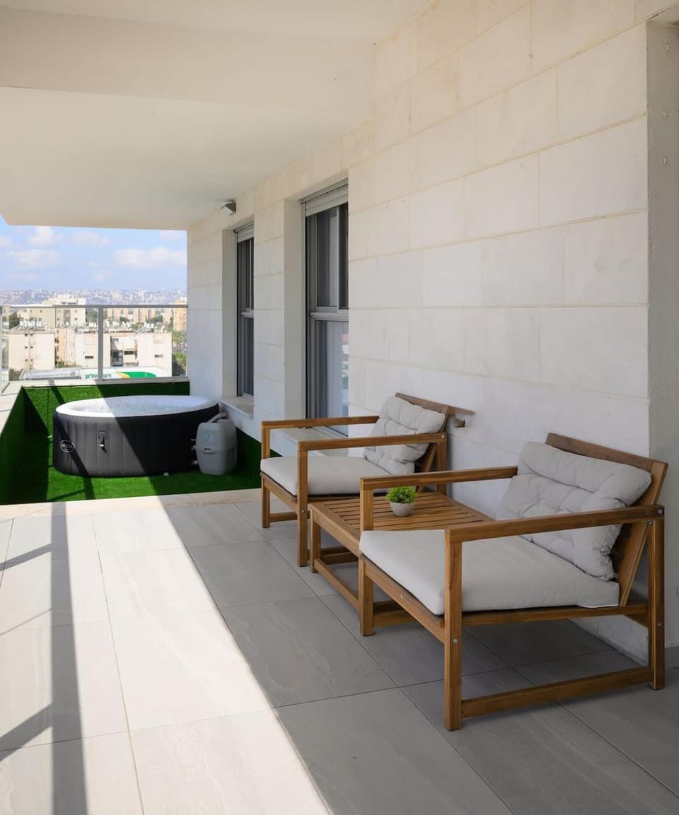 4BDR apt with jacuzzi in the heart of the city Apartment in Haifa District