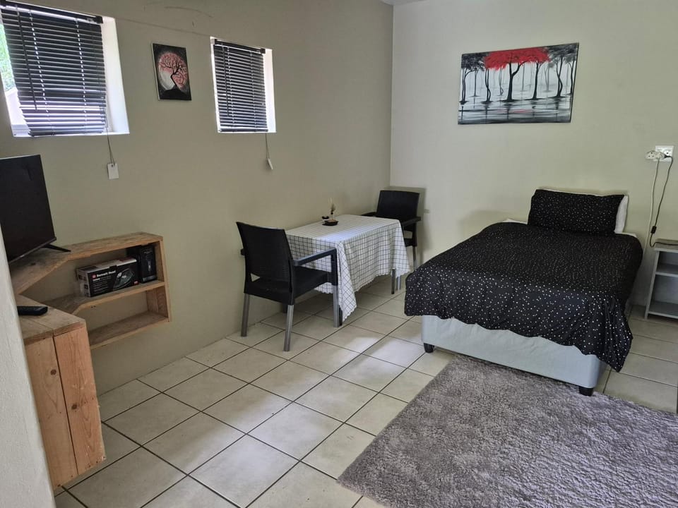 TV and multimedia, Seating area, Dining area, Bedroom