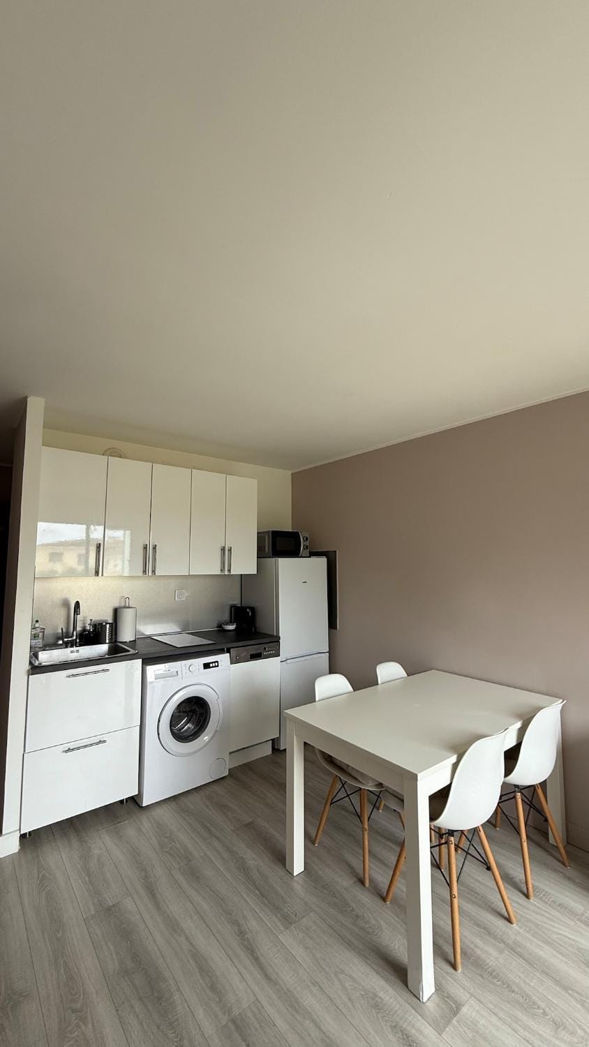 Kitchen or kitchenette, washing machine