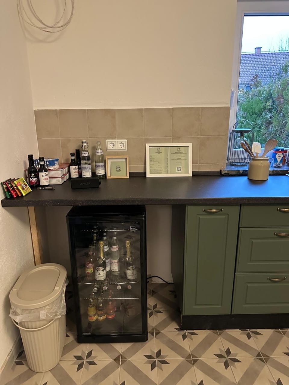Kitchen or kitchenette, minibar