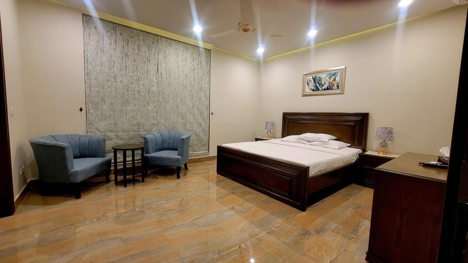 Bed, Living room, Photo of the whole room, Seating area, Bedroom