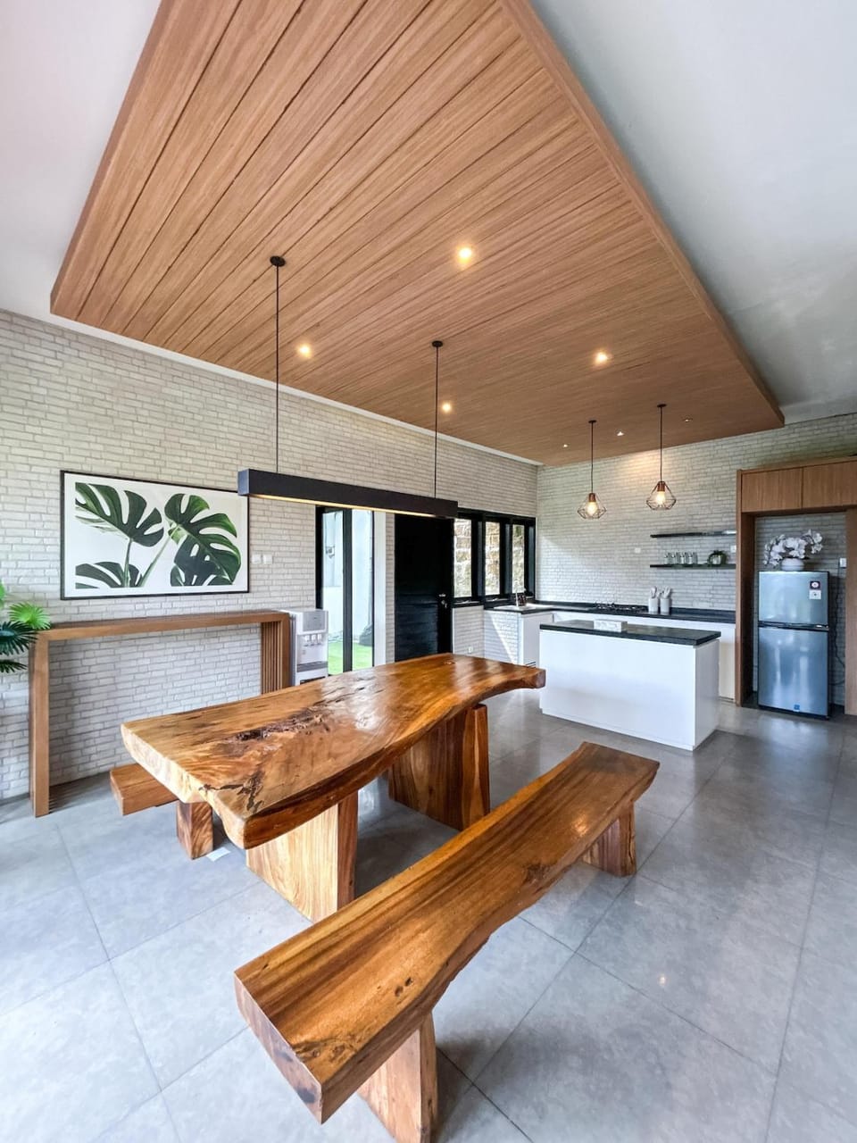 Kitchen or kitchenette, Dining area