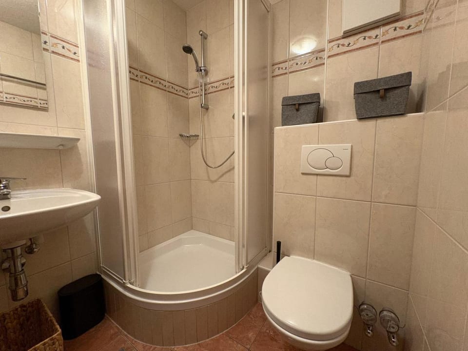 Shower, Toilet, Bathroom, towels