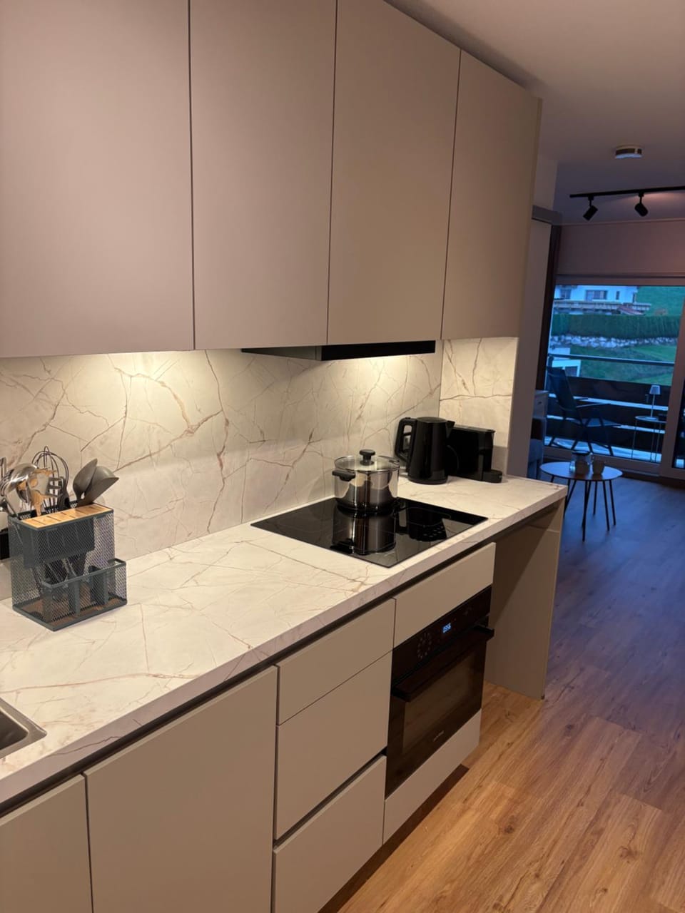 Coffee/tea facilities, Kitchen or kitchenette, dishwasher, stove