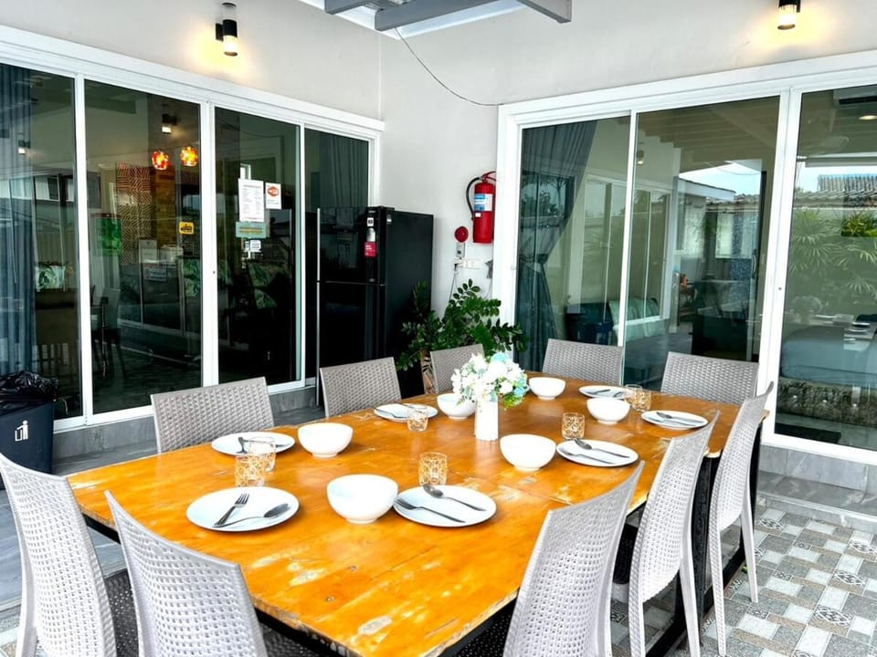 Restaurant/places to eat, Banquet/Function facilities