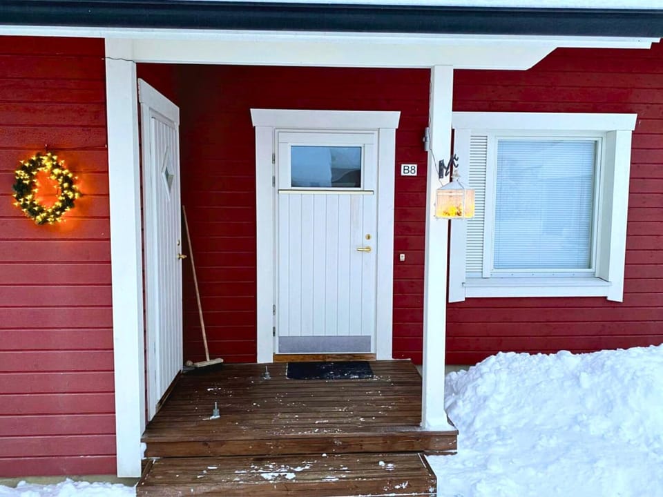 Property building, Facade/entrance, Winter