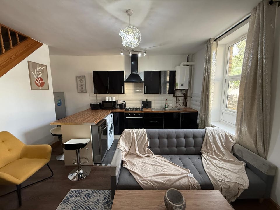 TV and multimedia, Kitchen or kitchenette, Living room, Seating area, Dining area