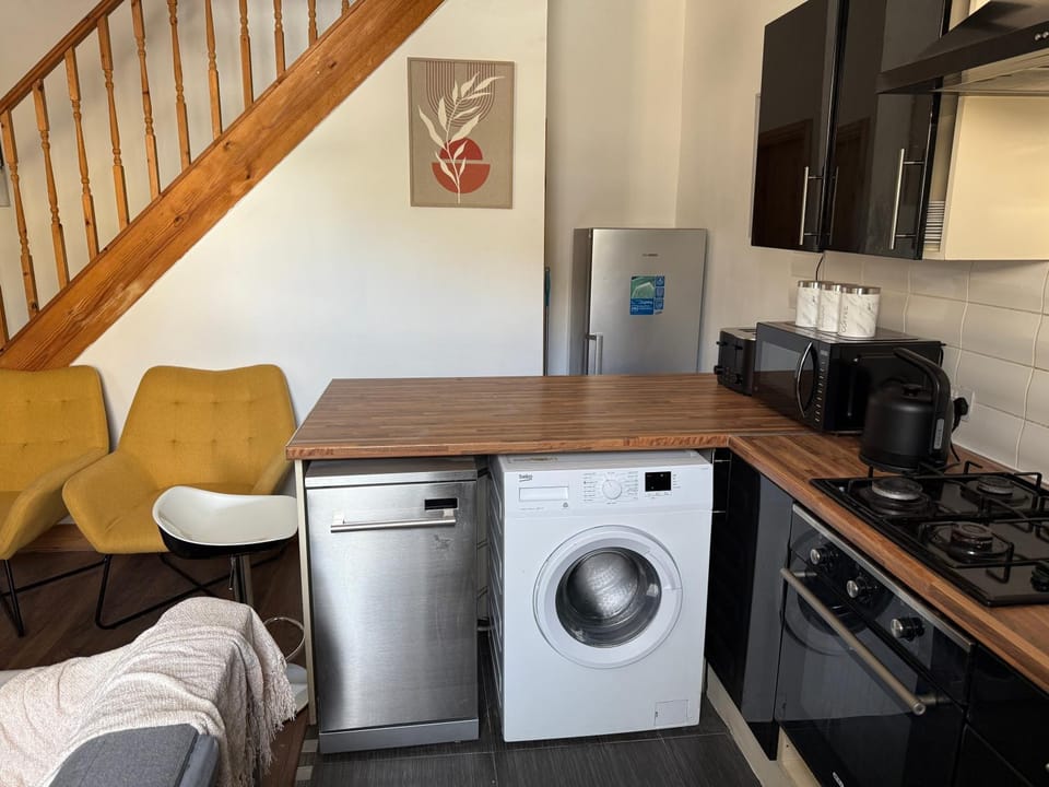 Coffee/tea facilities, Kitchen or kitchenette, Dining area, dishwasher, oven, stove, washing machine, dryer