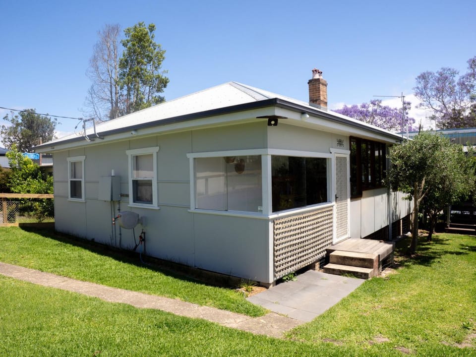 Jerrinja - Absolute waterfront with jetty - 5 mins to Hyams Beach House in Vincentia