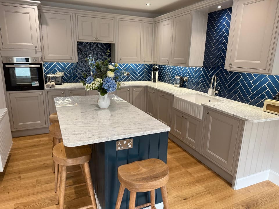 Kitchen or kitchenette, Dining area, dishwasher, stove