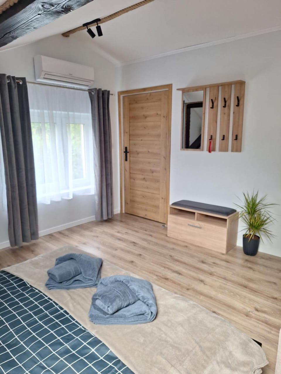 Bed, Photo of the whole room, Bedroom, towels