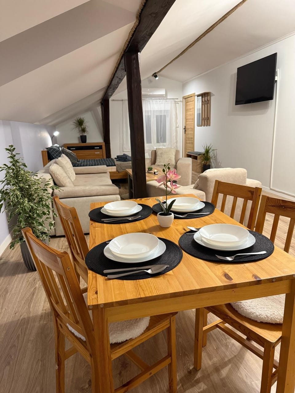 TV and multimedia, Living room, Dining area, Evening entertainment