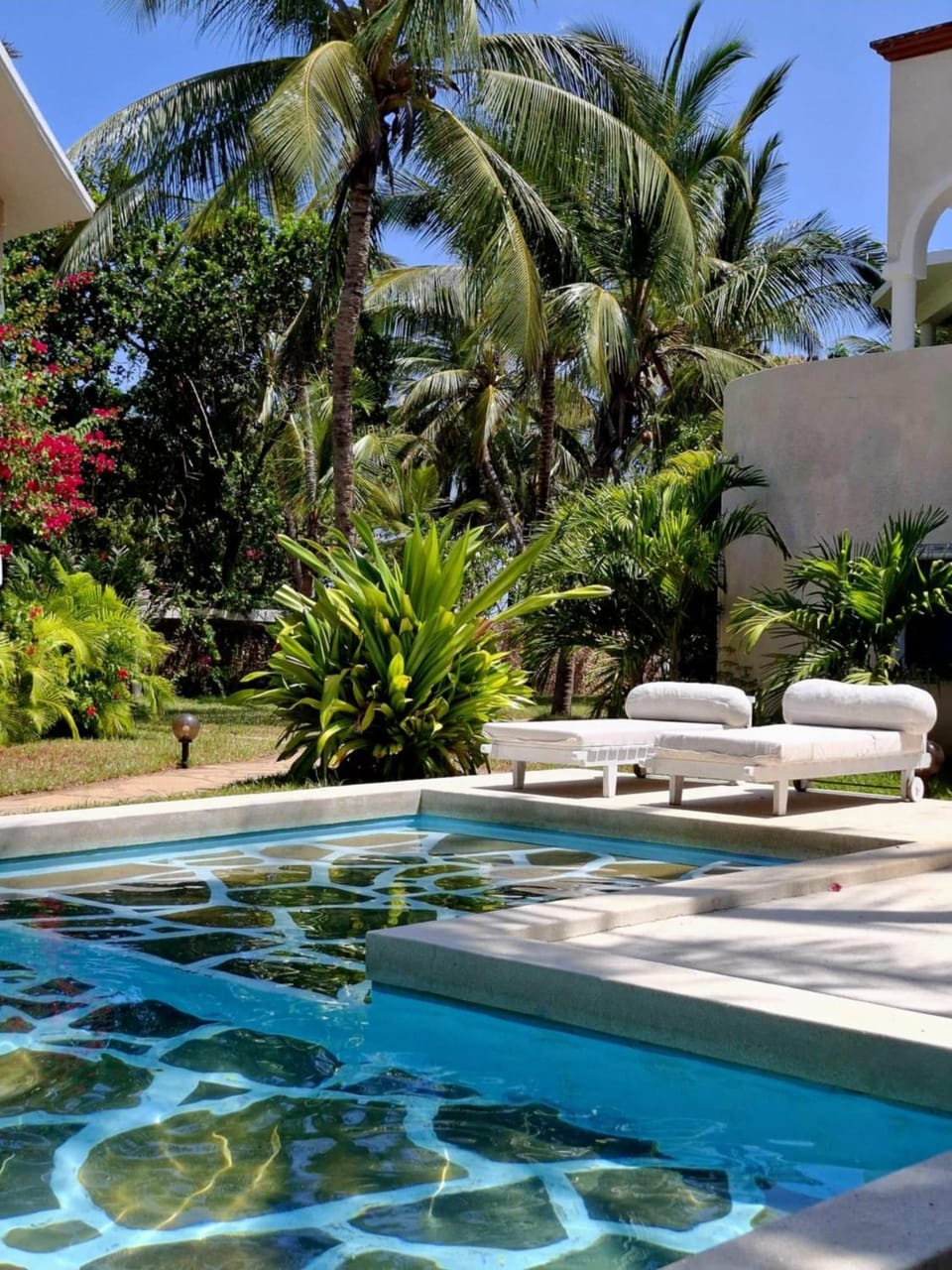 Beachfront Palm Haven 2BR Apt Pools Beach Access Apartment in Malindi