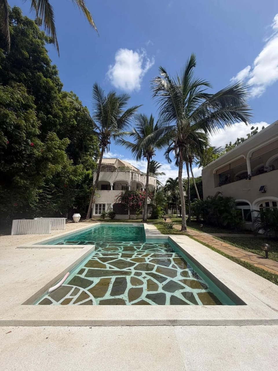 Beachfront Palm Haven 2BR Apt Pools Beach Access Apartment in Malindi