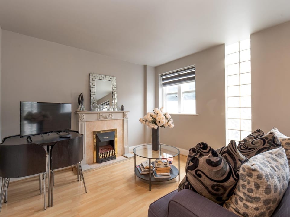 Communal lounge/ TV room, TV and multimedia, Kitchen or kitchenette, Other, Seating area, Dining area, Evening entertainment