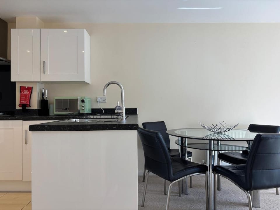 Kitchen or kitchenette, Living room, Seating area, Dining area, minibar, stove