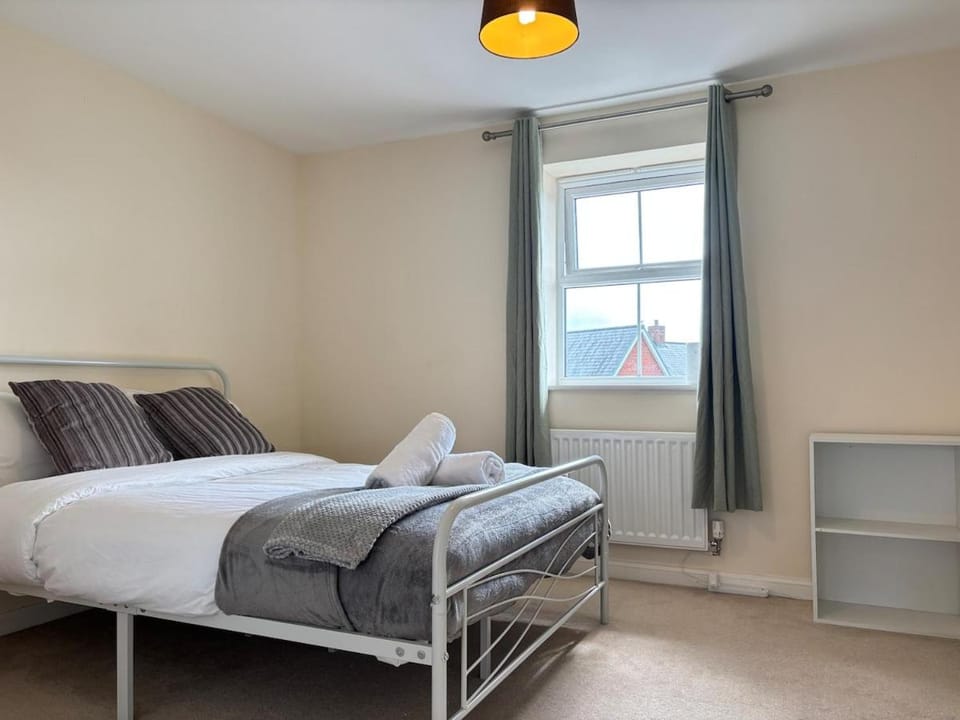 Bed, Natural landscape, Photo of the whole room, Bedroom